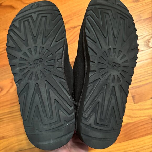 Women's Ugg Boots - Picture 2 of 4